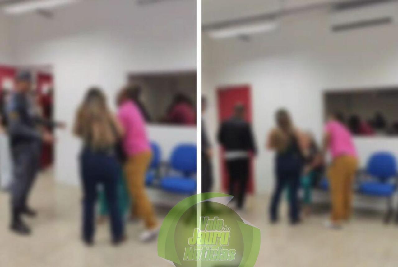 Mulher parte pra cima do acusado de matar o filho dela e acaba presa