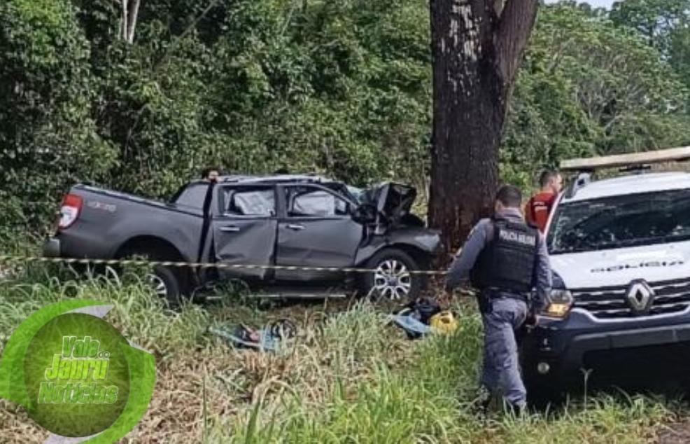 Homens morrem após Ford Ranger colidir com árvore.