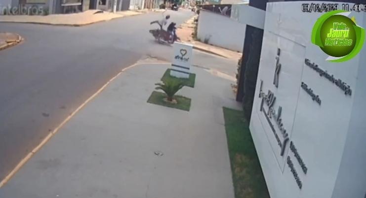 Motociclista sem habilitação fura preferencial, e causa acidente grave em Cáceres