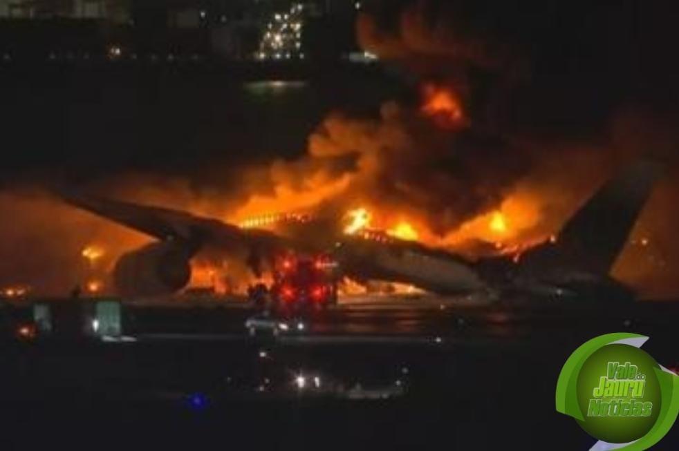Avião com mais de 380 a bordo pega fogo em aeroporto após bater em outra aeronave.