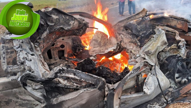 Três morrem após carro bater na traseira de carreta e pegar fogo.