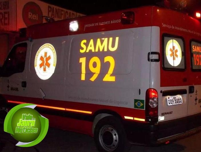 Criança de seis anos morre atropelada por ônibus escolar ao tentar atravessar rua.