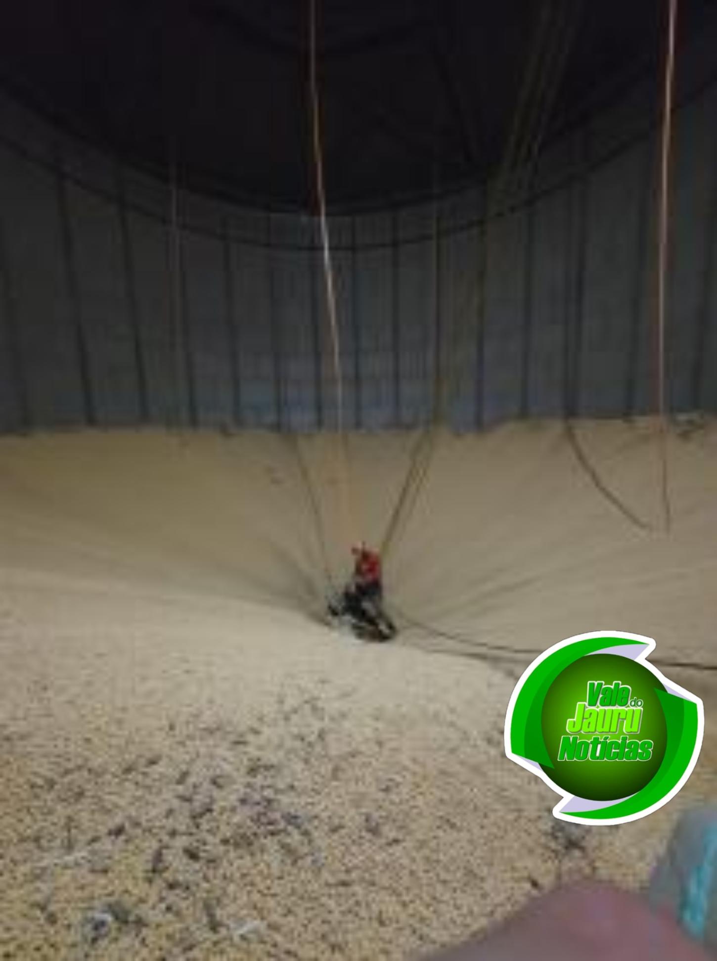 Homem morre soterrado por soja após escorregar e cair em silo