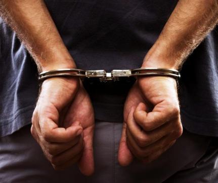 Bêbado, homem pula muro e invade casa da ex-mulher