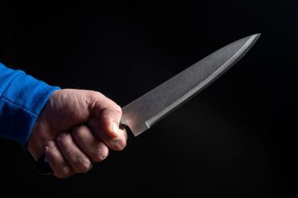 Casal é preso por tentar matar homem a facadas durante bebedeira em Cuiabá