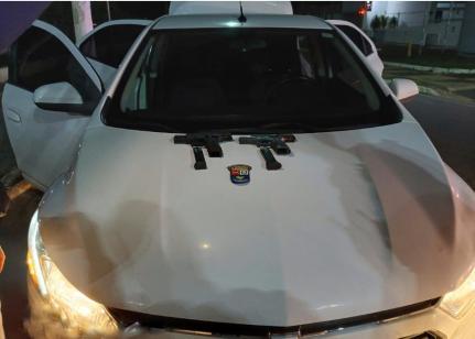 PM recupera veículo roubado e apreende armas de fogo; dois foram presos