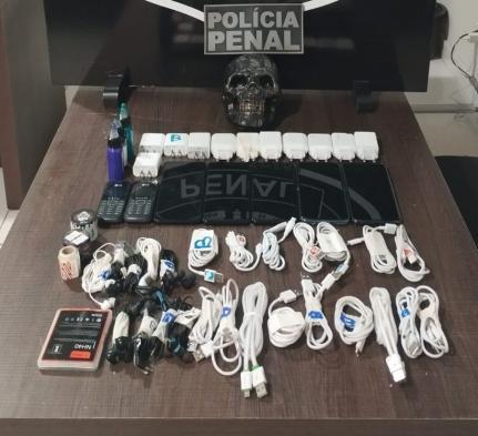 Reeducando é flagrado com 7 celulares, carregadores e fones em presídio no interior
