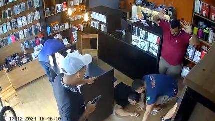 Dupla invade loja, rende funcionários e faz 'limpa'