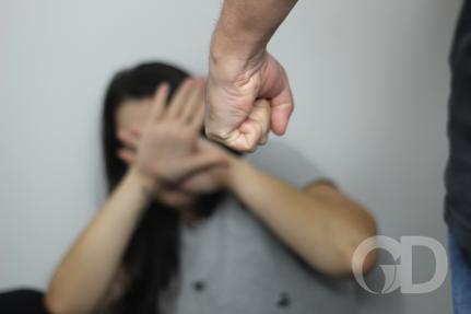 Embriagado, homem é preso por agredir filha com socos na cabeça
