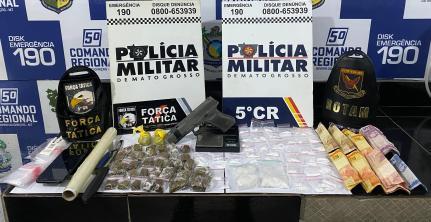 Faccionado tenta fugir em moto, mas é preso pela polícia com drogas no interior