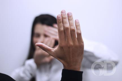 Homem é preso por agredir esposa com tapas e mordidas