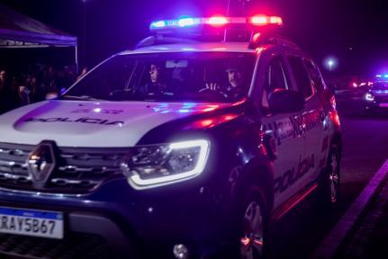 Homem leva tiros na orelha e no braço na porta de casa em MT