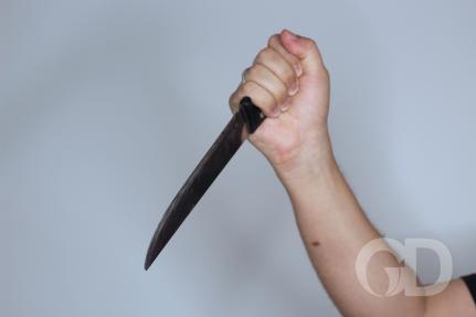 Idoso é preso acusado de tentar matar o pai com facada na nuca