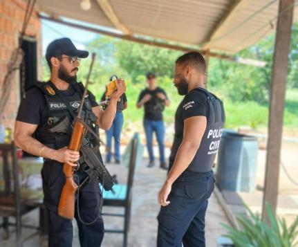 Investigado por tentativa de homicídio é preso por porte ilegal de arma