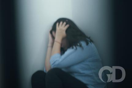 Menina de 13 anos é espancada por 'amigas', gravada nua e jogada de barranco