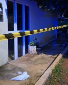 Mulher é encontrada morta com fio no pescoço e sem roupas no interior