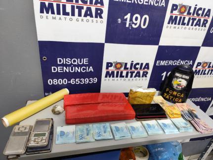Mulher é presa com tabletes de drogas e mais de R$ 8 mil em espécie no interior