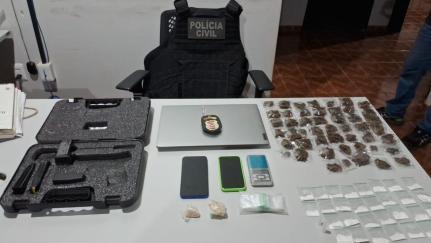 Polícia Civil cumpre mandado contra foragida e apreende 80 porções de droga