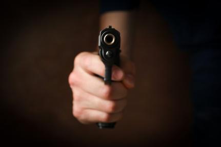 Seguranças de pousada são baleados dentro de veículo