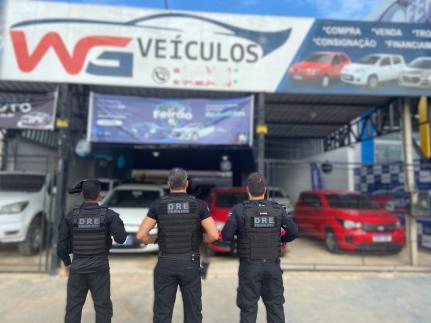 Trio é preso acusado de vender drogas em loja de carros