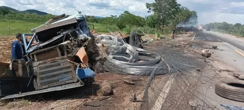 Colisão frontal entre carretas na BR-070 em Cáceres deixa duas vítimas fatais
