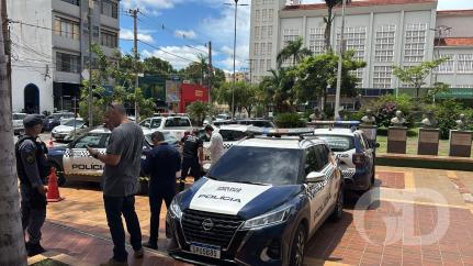 DHPP investiga se morto entrou na viatura parada há 2 dias na praça