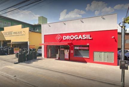 Dupla arromba porta, furta farmácia, foge e acaba presa em Cuiabá