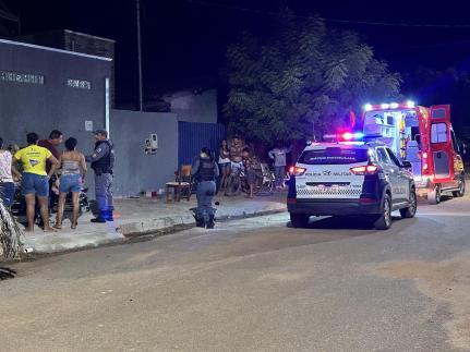 Dupla de moto mata jovem de 18 anos na porta de casa; namorada acabou baleada