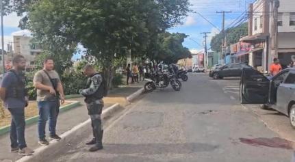 Dupla é baleada durante confronto após roubo a comércio