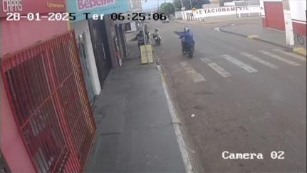 Filmagem mostra instante em que dupla em moto se aproxima e mata comerciante