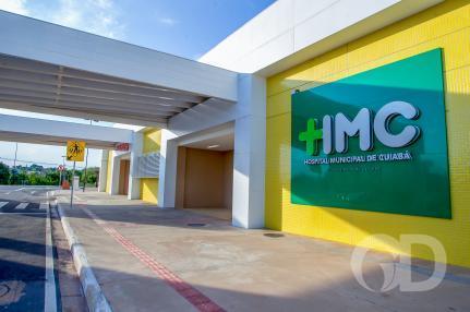 Homem é achado sangrando em calçada após levar dois golpes de facão em Cuiabá