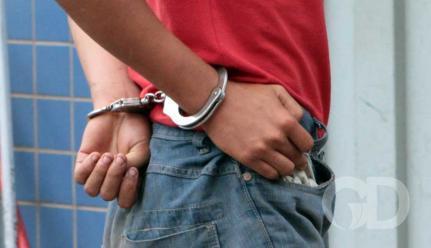 Homem é suspeito de tentar matar a esposa e é preso lavando a casa suja de sangue