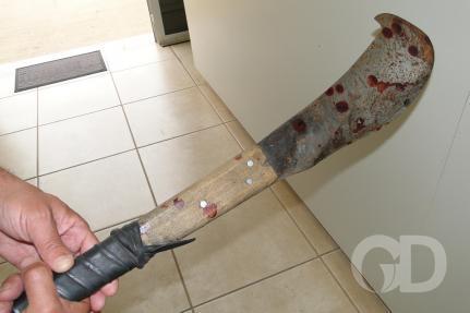 Homem invade casa de ex-mulher e tenta matar ela e outra vítima com facão