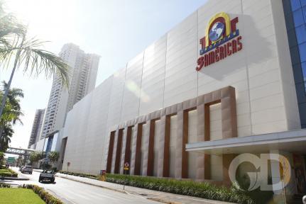 Jovem de 18 anos é presa furtando roupas em shopping