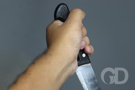 Marido desfere facada na cabeça da esposa e foge de casa em MT