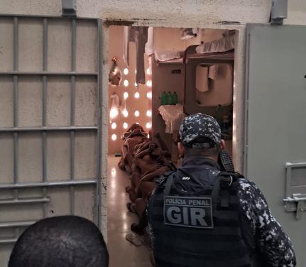 Presos do PCC iniciam motim em cadeia de MT; Polícia Penal controla situação