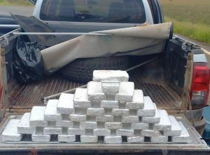 Trio é preso com 39kg de cocaína em fundo falso de caminhonete