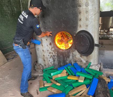 Uma tonelada de drogas apreendidas em caminhão de fertilizantes é incinerada