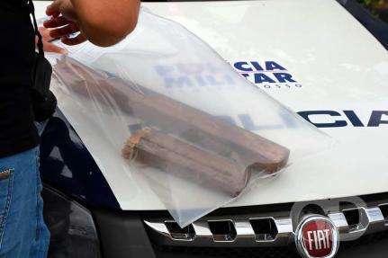 Jovem de 25 anos é preso após tentar matar o irmão com golpes de madeira