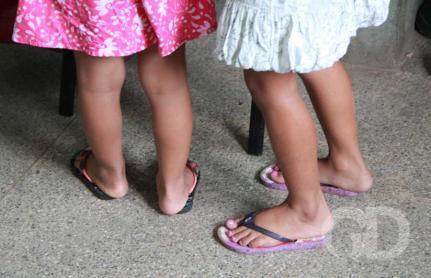 Mãe e madrasta são presas por agredir, queimar e deixar crianças famintas