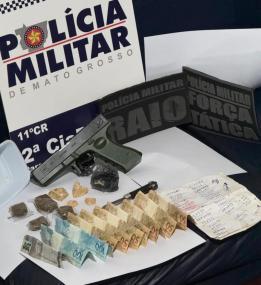 Traficante é preso pela PM com arma falsa, maconha e cocaína