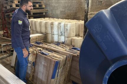 Dono de mercearia é detido e multado em R$ 250 mil por armazenar 99 galões de agrotóxicos irregulares