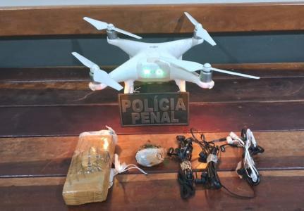 Drone com maconha e fones de ouvido é apreendido por policiais penais em MT