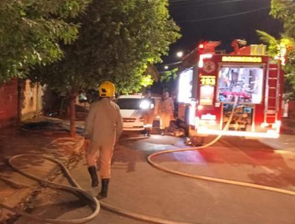 Homem é preso por bater na mãe e tentar queimar casa