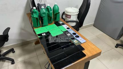 Reeducandos são flagrados tentando levar celulares escondidos em produto de limpeza