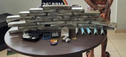 Traficante tenta fugir da polícia, mas acaba preso com 24 tabletes de maconha