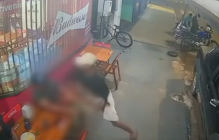 Vídeo - Criminoso esfaqueia homem que o impediu de usar drogas