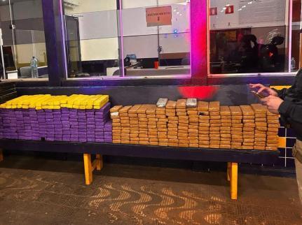 Homem é preso com 358 kg de maconha em veículo roubado