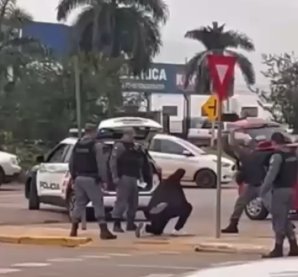 Policiais filmados dando pauladas em homem no chão em abordagem são afastad