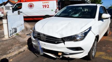 Carro e moto deixa casal ferido.